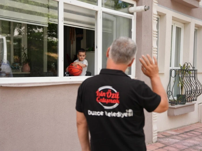 HER G&Uuml;N SELAMLADIĞI &Ccedil;&Ouml;P KAMYONU KAPISINA GELDİ