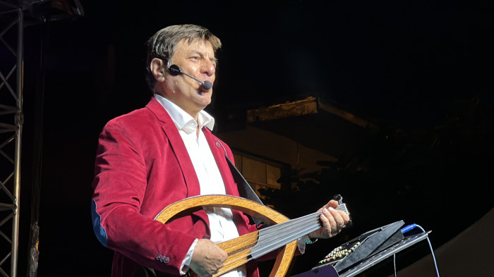 Coşkun Sabah sevenleriyle Konuralp meydanında buluştu.