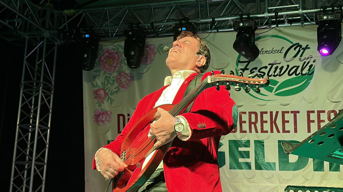 Coşkun Sabah sevenleriyle Konuralp meydanında buluştu.