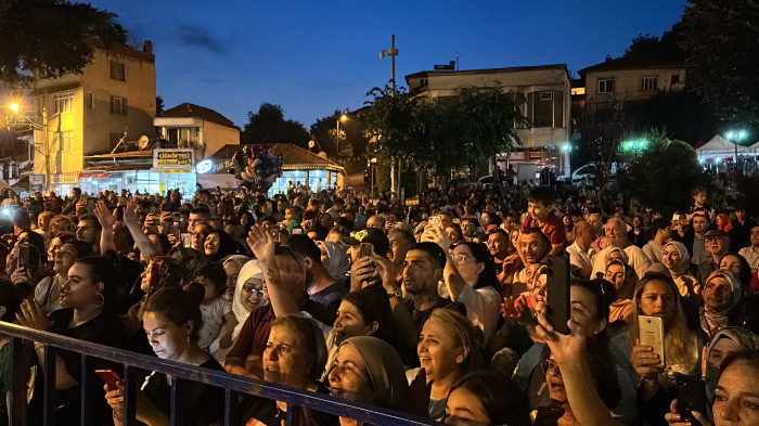 Coşkun Sabah sevenleriyle Konuralp meydanında buluştu.