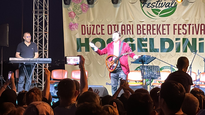 Coşkun Sabah sevenleriyle Konuralp meydanında buluştu.