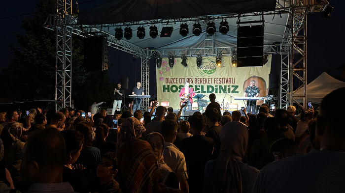 Coşkun Sabah sevenleriyle Konuralp meydanında buluştu.