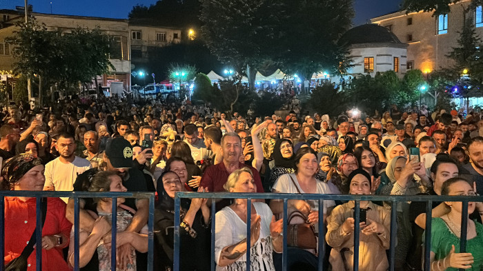 Coşkun Sabah sevenleriyle Konuralp meydanında buluştu.