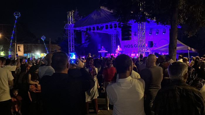 Coşkun Sabah sevenleriyle Konuralp meydanında buluştu.