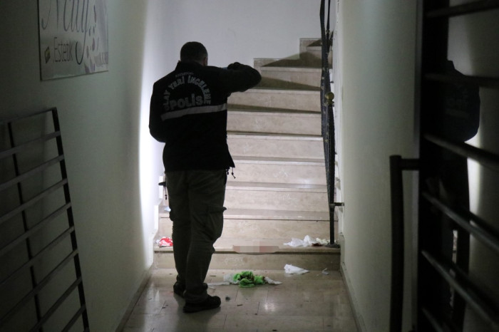 Dehşet saçan eski polis sevgilisini boğazından bıçakladı! 