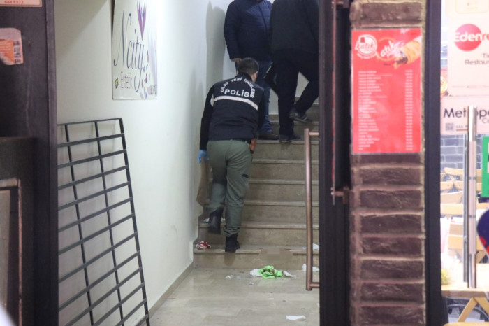 Dehşet saçan eski polis sevgilisini boğazından bıçakladı! 