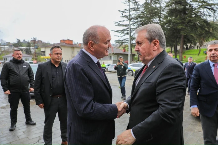 &ldquo;BİZLER AYNI KİLİMİN DESENLERİYİZ, O KİLİM İSE D&Uuml;ZCE&rdquo;