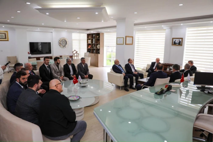 &ldquo;BİZLER AYNI KİLİMİN DESENLERİYİZ, O KİLİM İSE D&Uuml;ZCE&rdquo;