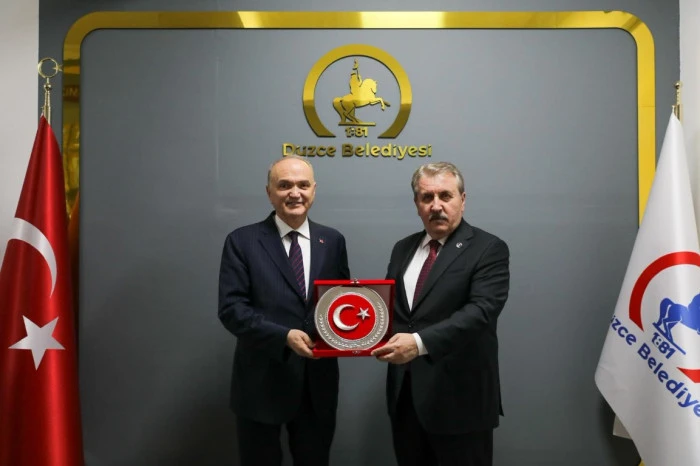 &ldquo;BİZLER AYNI KİLİMİN DESENLERİYİZ, O KİLİM İSE D&Uuml;ZCE&rdquo;