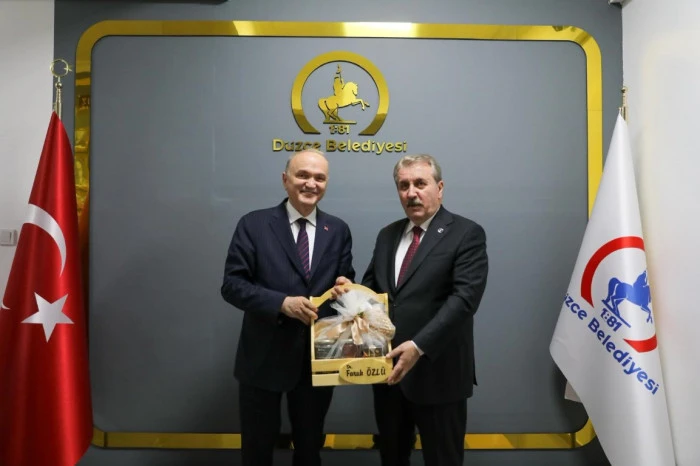 &ldquo;BİZLER AYNI KİLİMİN DESENLERİYİZ, O KİLİM İSE D&Uuml;ZCE&rdquo;