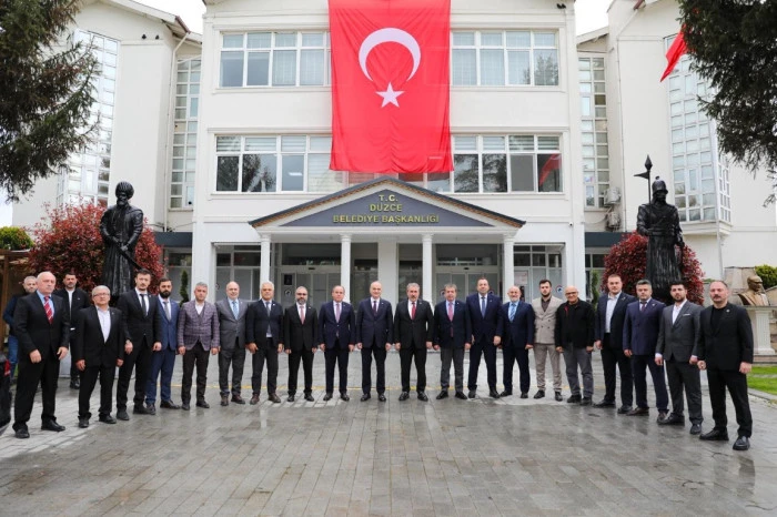 &ldquo;BİZLER AYNI KİLİMİN DESENLERİYİZ, O KİLİM İSE D&Uuml;ZCE&rdquo;