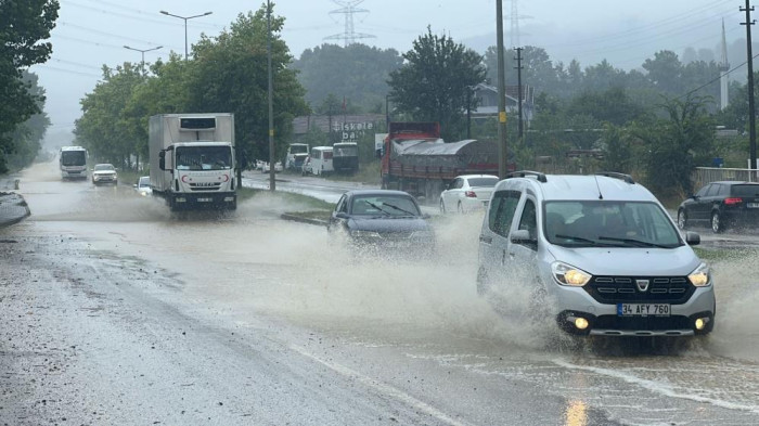 Düzce Akçakoca yolu sular altında kaldı