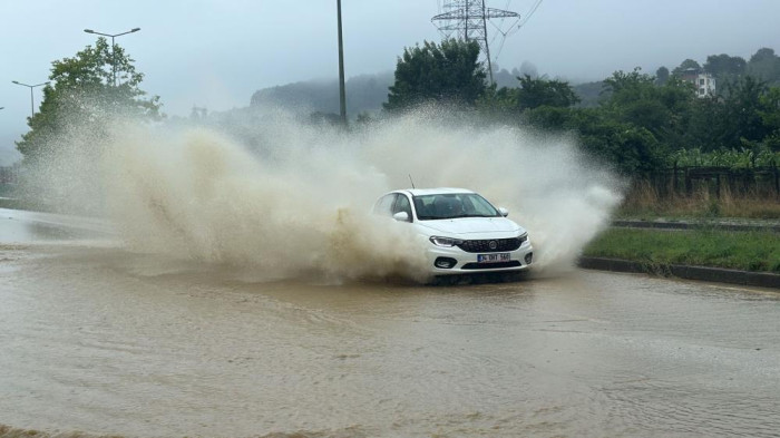Düzce Akçakoca yolu sular altında kaldı