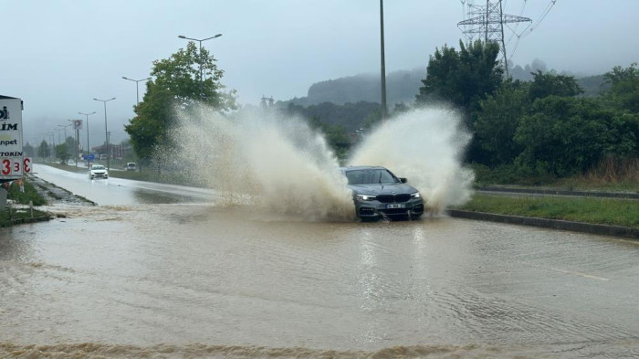 Düzce Akçakoca yolu sular altında kaldı