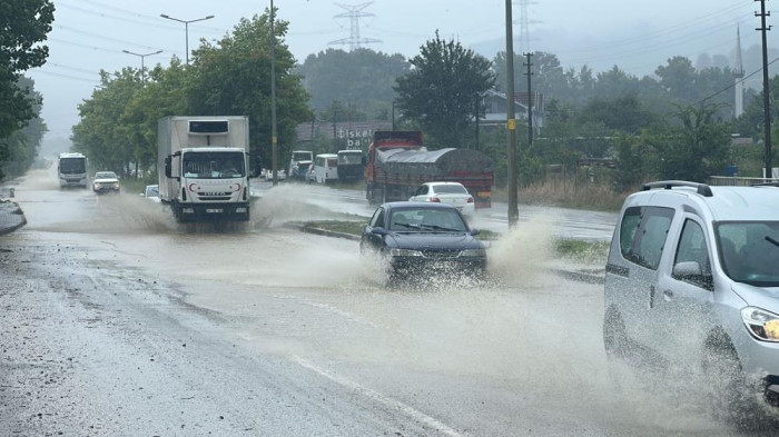 Düzce Akçakoca yolu sular altında kaldı
