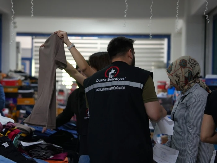 D&Uuml;ZCE BELEDİYESİ İHTİYA&Ccedil; SAHİPLERİNİN YANINDA