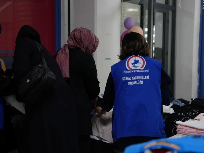 D&Uuml;ZCE BELEDİYESİ İHTİYA&Ccedil; SAHİPLERİNİN YANINDA