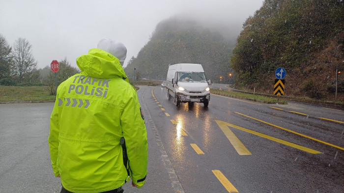 Düzce Bölge trafik ekiplerinin kar mesaisi başladı