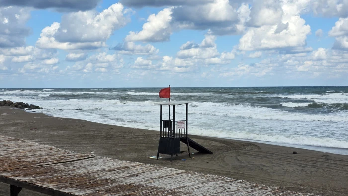 Düzce'de Şiddetli Rüzgar: Akçakoca Sahilleri Dalgalarla Buluştu