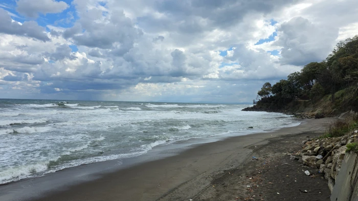 Düzce'de Şiddetli Rüzgar: Akçakoca Sahilleri Dalgalarla Buluştu
