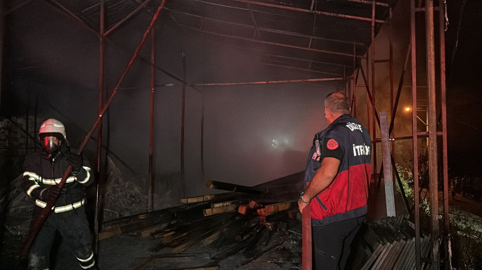 Düzce’de çıkan yangında depo alev topuna döndü