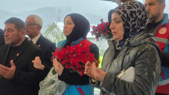 Kaynaşlı Şehitliği'nde Deprem Hatırası