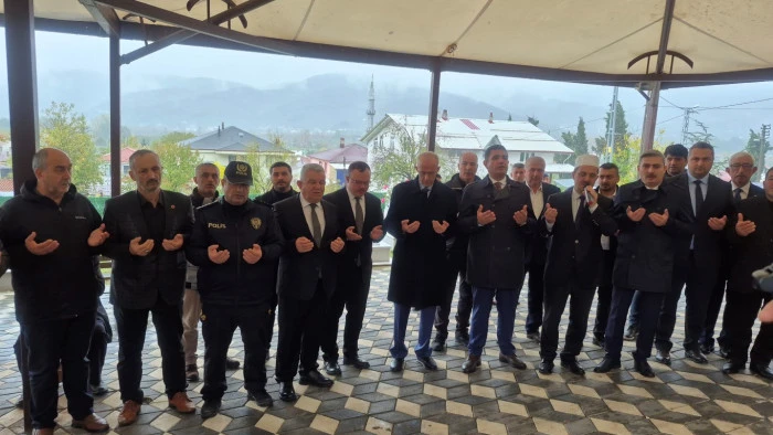 Kaynaşlı Şehitliği'nde Deprem Hatırası