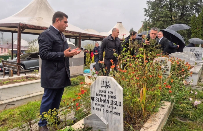 Kaynaşlı Şehitliği'nde Deprem Hatırası