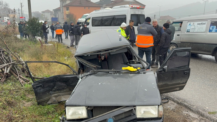 Otomobil kağıt gibi ezildi: 4 yaralı