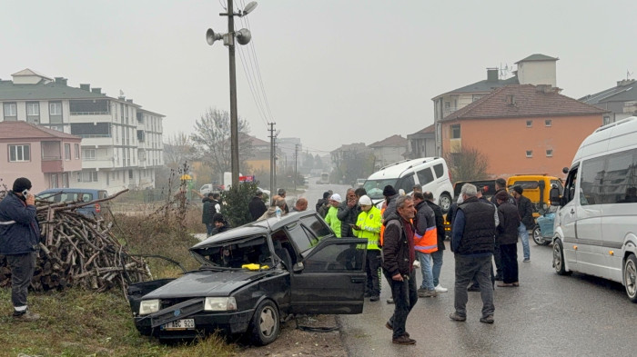 Otomobil kağıt gibi ezildi: 4 yaralı