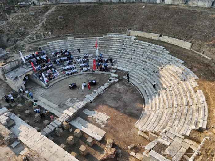 2 bin 300 yıllık amfi belediye meclisine ev sahipliği yaptı