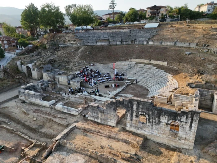 2 bin 300 yıllık amfi belediye meclisine ev sahipliği yaptı