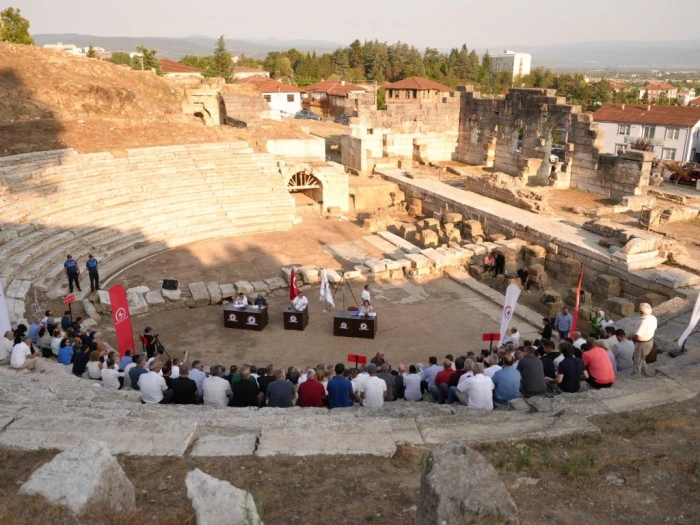 2 bin 300 yıllık amfi belediye meclisine ev sahipliği yaptı