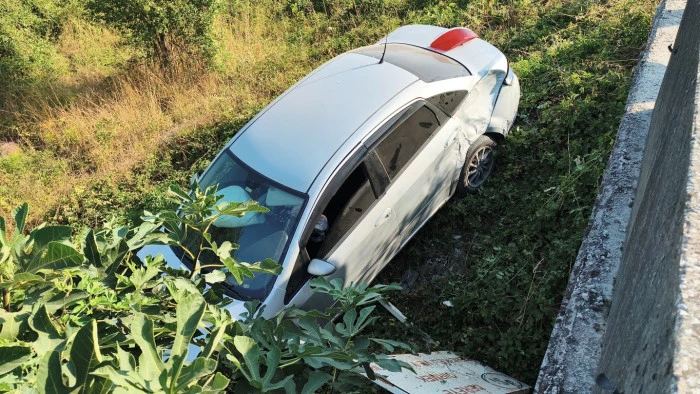 Bahçeşehir bağlantı yolunda tarlaya uçtu 1 kişi yaralandı