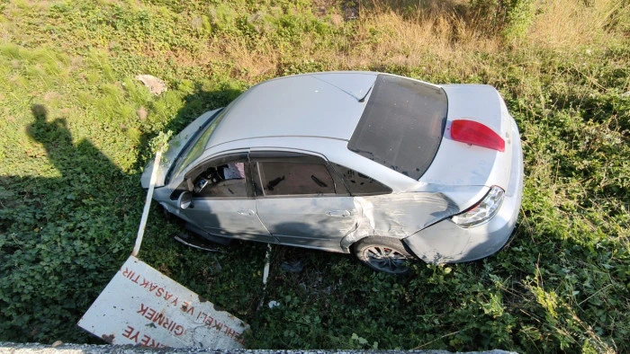 Bahçeşehir bağlantı yolunda tarlaya uçtu 1 kişi yaralandı