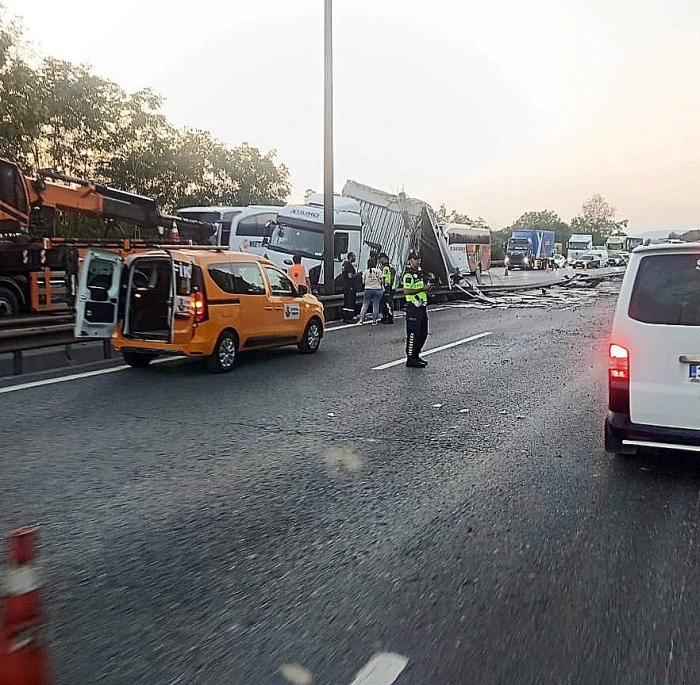 Anadolu Otoyolu'nda Kamyon Kazası Yaşandı
