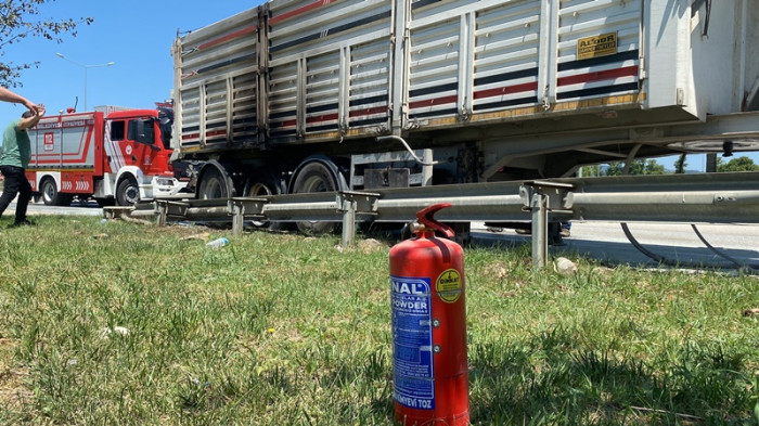 Lastiği patlayan tırda yangın çıktı