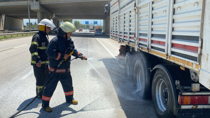 Lastiği patlayan tırda yangın çıktı
