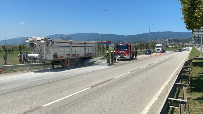 Lastiği patlayan tırda yangın çıktı