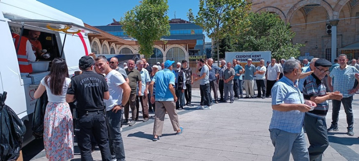 Trabzonlular derneği namaz sonrası ağızları tatlandırdı