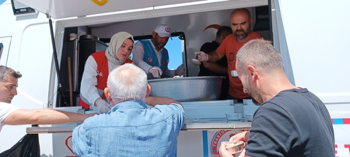 Trabzonlular derneği namaz sonrası ağızları tatlandırdı