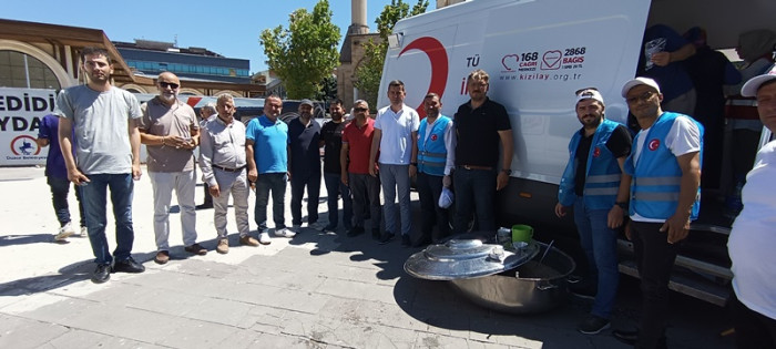 Trabzonlular derneği namaz sonrası ağızları tatlandırdı
