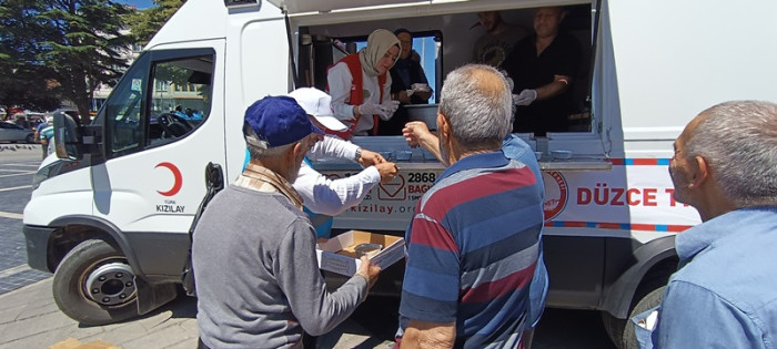 Trabzonlular derneği namaz sonrası ağızları tatlandırdı