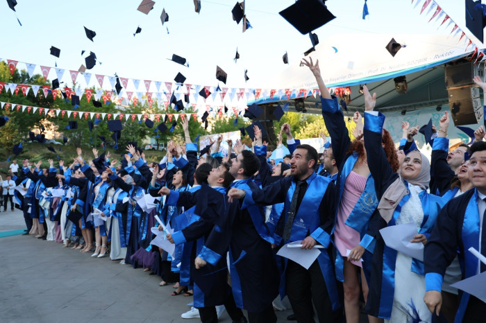 Düzce Üniversitesi’nde mezuniyet coşkusu