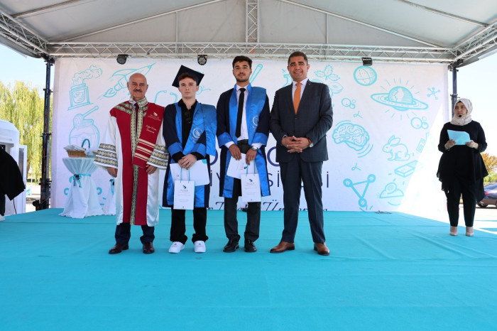 Düzce Üniversitesi’nde mezuniyet coşkusu