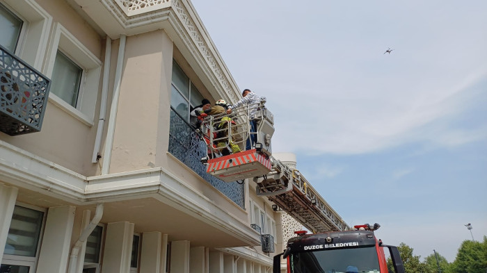 D&uuml;zce valiliği sirenlerle inledi