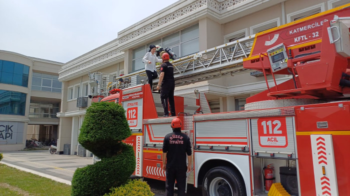D&uuml;zce valiliği sirenlerle inledi