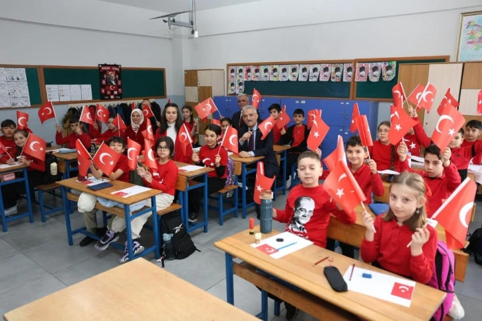 D&uuml;zce'de &Ouml;ğrencilerin bayrak sevgisi dikkat &ccedil;ekti