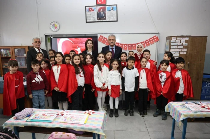 D&uuml;zce'de &Ouml;ğrencilerin bayrak sevgisi dikkat &ccedil;ekti