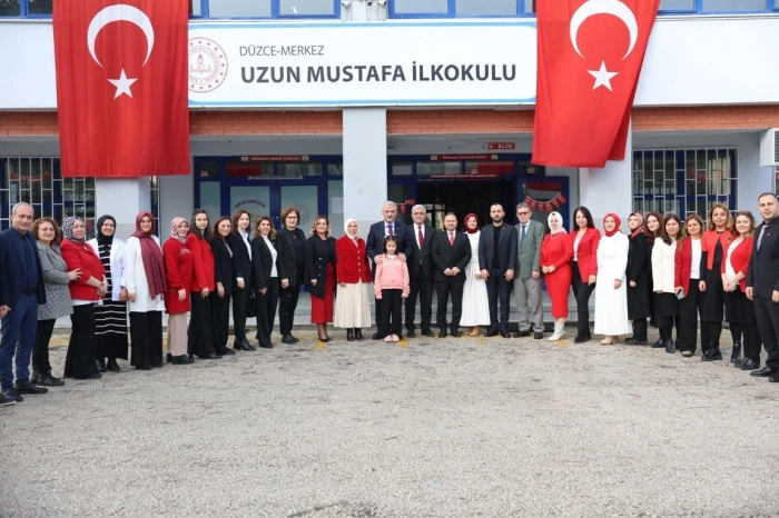 D&uuml;zce'de &Ouml;ğrencilerin bayrak sevgisi dikkat &ccedil;ekti